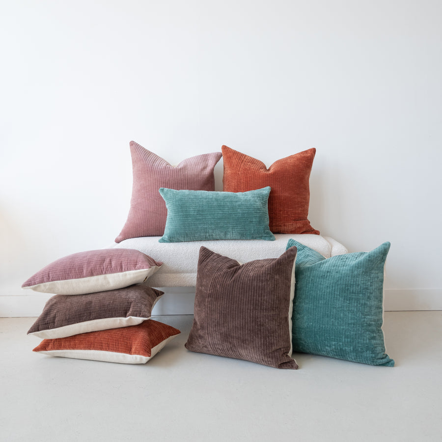 show_cushions_square_22_22_pink_velvet_pillow