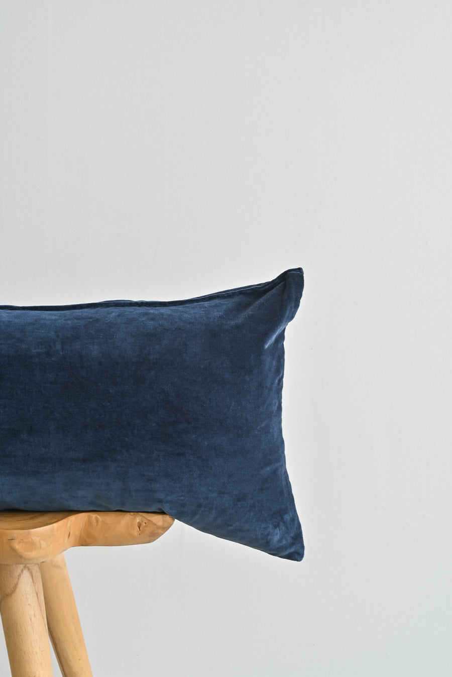 show_cushions_lumbar_14_36_navy_blue_velvet_pillow