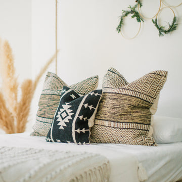 Show_Cushions_Anahuac_Cool_Oasis_On_Bed