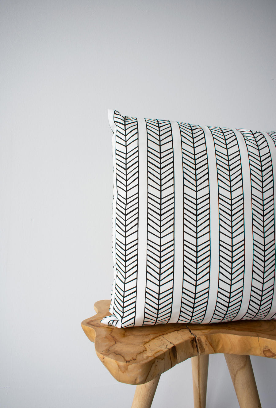 OUTDOOR PILLOW - BLACK AND WHITE 20