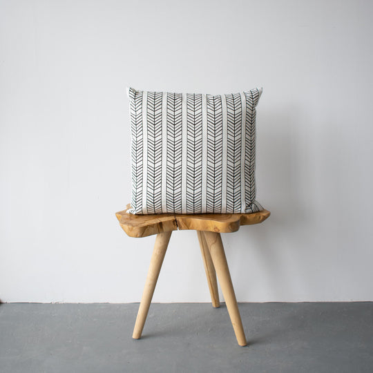 OUTDOOR PILLOW - BLACK AND WHITE 20"