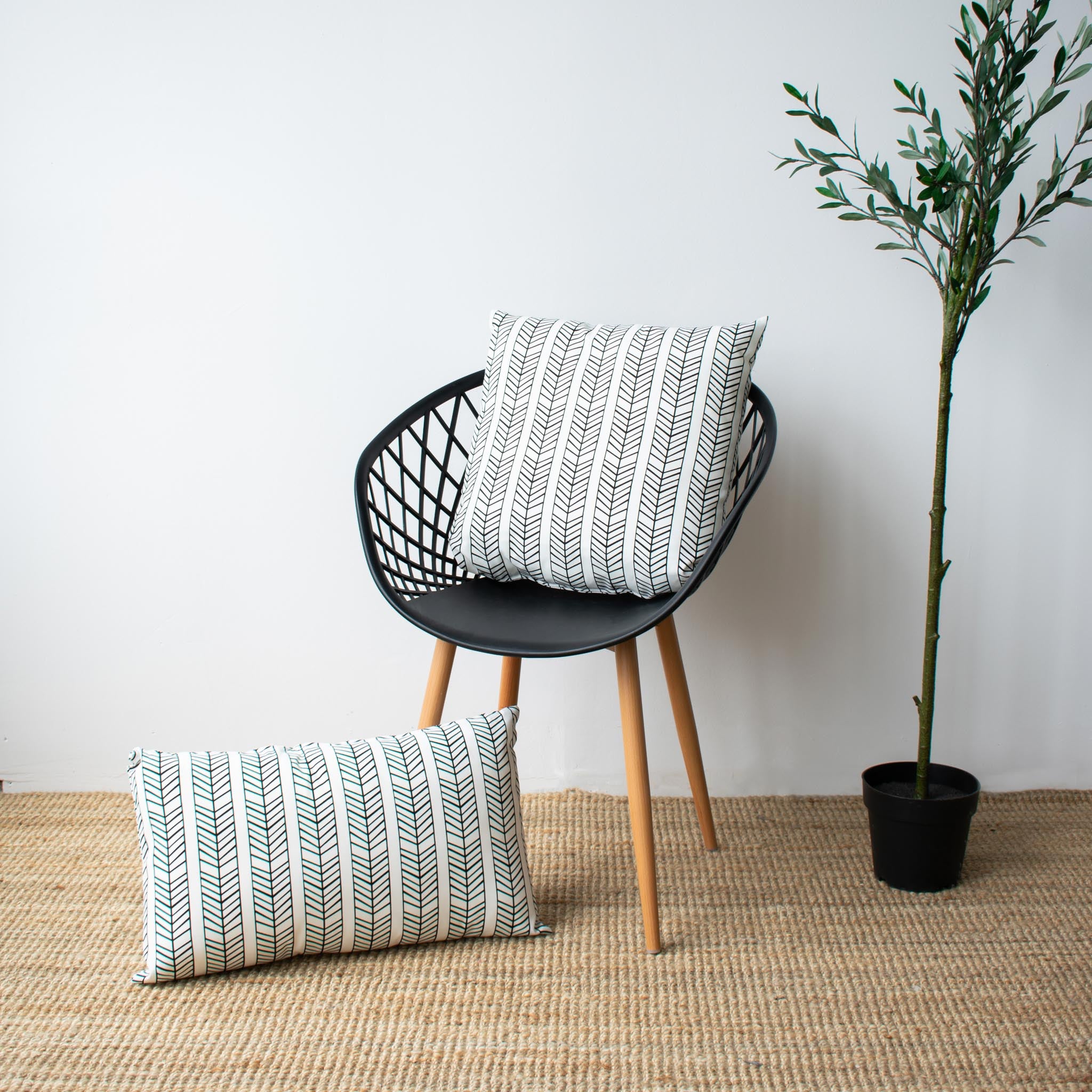 OUTDOOR PILLOW BLACK AND WHITE 20