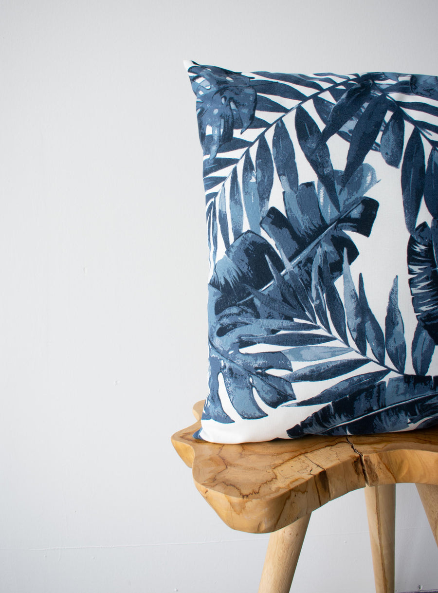 OUTDOOR PILLOW - NAVY PALM LEAF 20